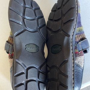 Born sandals Size 9